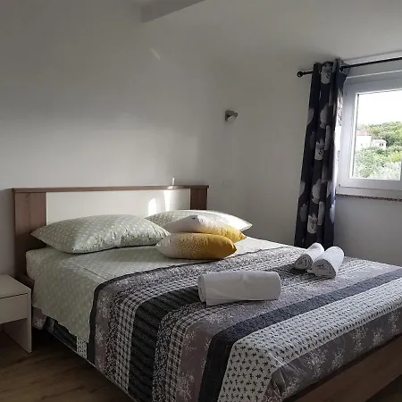 Nora Stinjan Пула