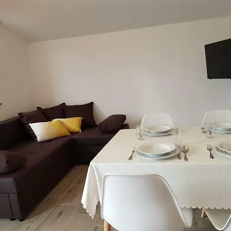 Nora Stinjan Пула