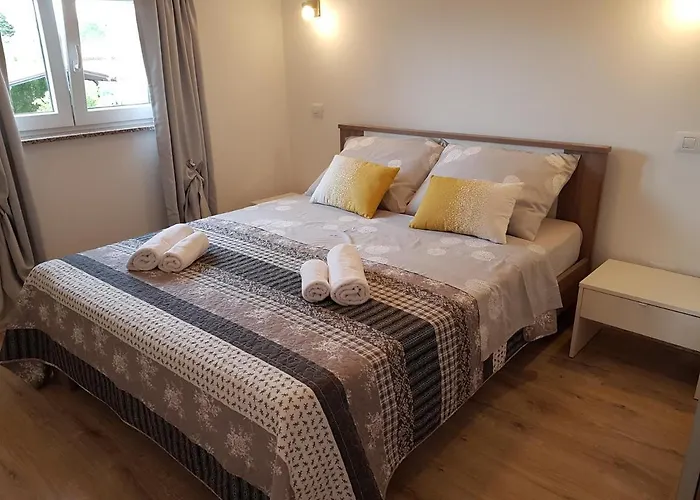 Nora Stinjan 아파트 풀라